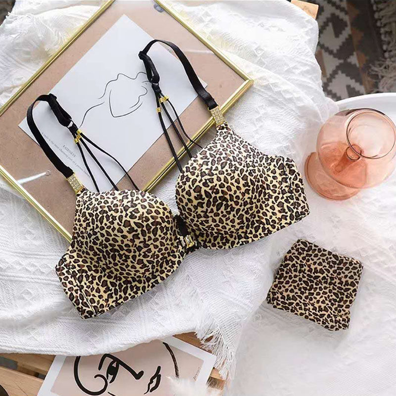 セクシーなヒョウのスーツ
