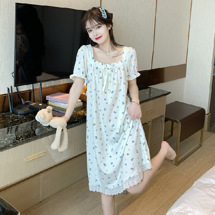 ゆるい花柄のネグリジェ