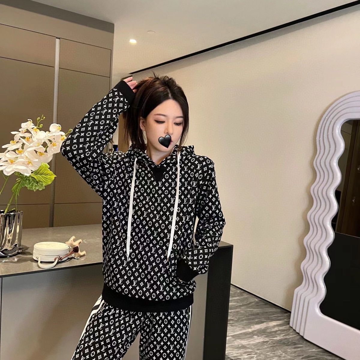【【6900円プラスして２組を購入】】【フーディーセット】ゆるいストレート、スリムフィット、快適で薄い、オシャレでコーデに合わせやすい、シンプルでスリムなデザイン
