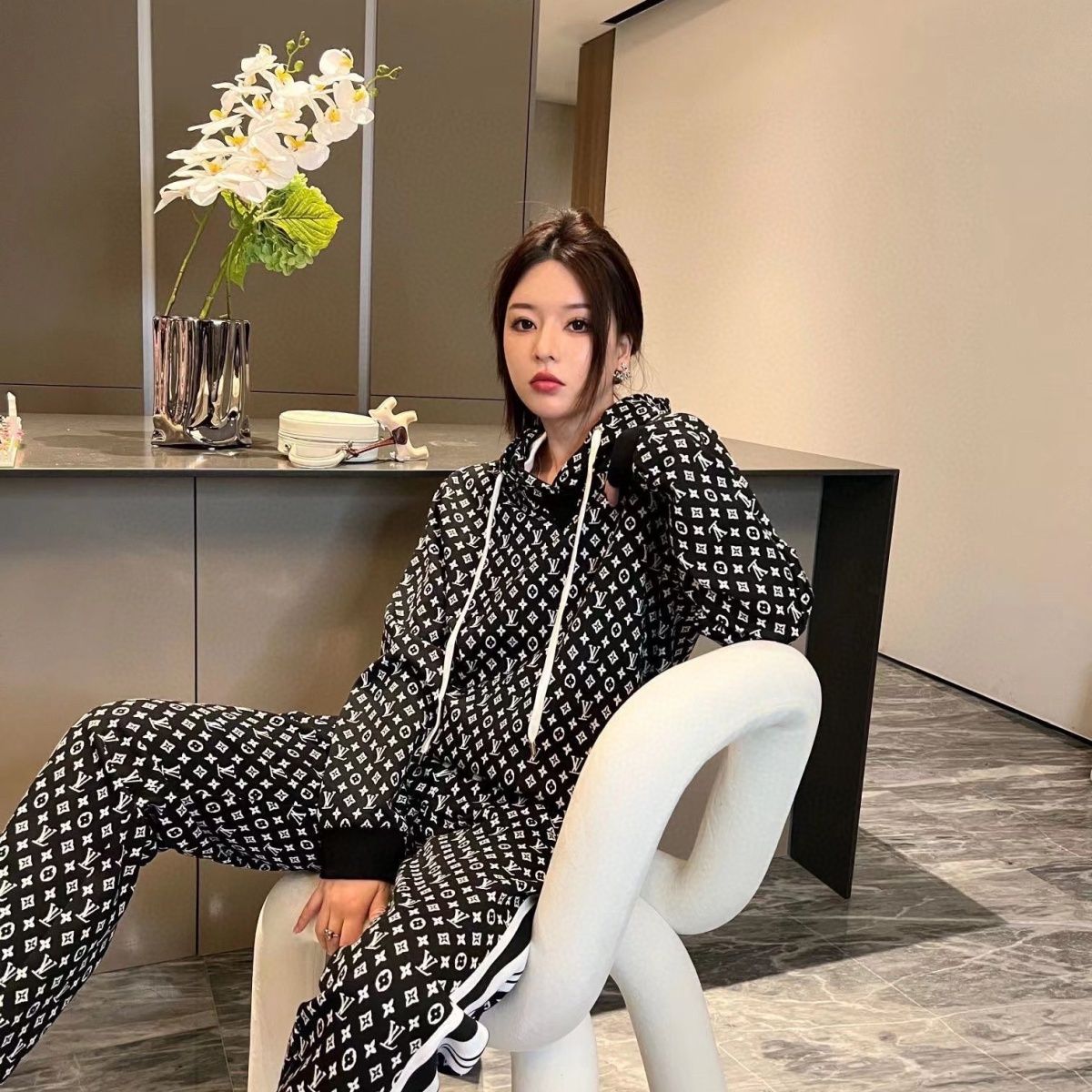 【【6900円プラスして２組を購入】】【フーディーセット】ゆるいストレート、スリムフィット、快適で薄い、オシャレでコーデに合わせやすい、シンプルでスリムなデザイン