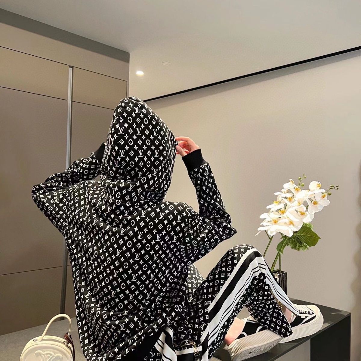 【【6900円プラスして２組を購入】】【フーディーセット】ゆるいストレート、スリムフィット、快適で薄い、オシャレでコーデに合わせやすい、シンプルでスリムなデザイン