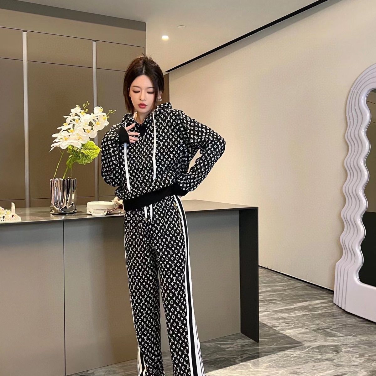 【【6900円プラスして２組を購入】】【フーディーセット】ゆるいストレート、スリムフィット、快適で薄い、オシャレでコーデに合わせやすい、シンプルでスリムなデザイン