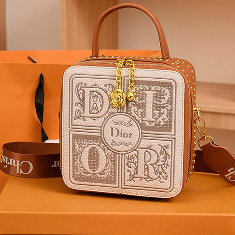 【8000円プラスして２点を購入】元のパッケージ、プリファードストア（特約店）、刺繍入り手提ハンドバッグ