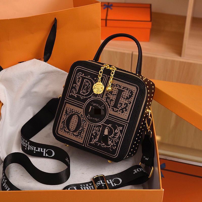【8000円プラスして２点を購入】元のパッケージ、プリファードストア（特約店）、刺繍入り手提ハンドバッグ