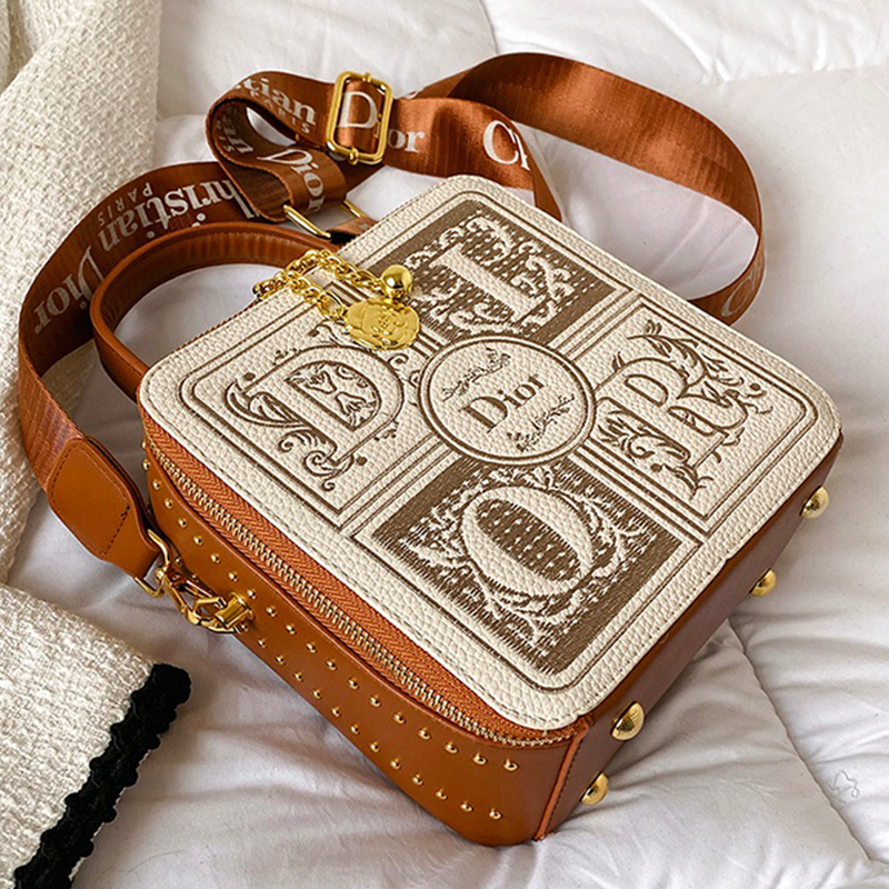 【8000円プラスして２点を購入】元のパッケージ、プリファードストア（特約店）、刺繍入り手提ハンドバッグ