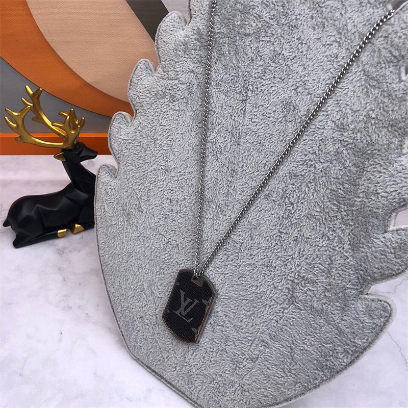 LVがあなたのために特別に作ったファッションネームプレートは、華やかな光で周囲の環境を魅了します。
