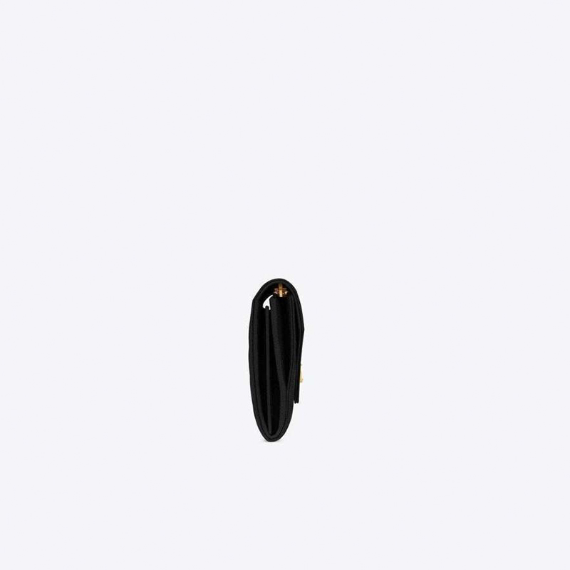 大きな文字のロゴがエンボス加工革財布をきめ