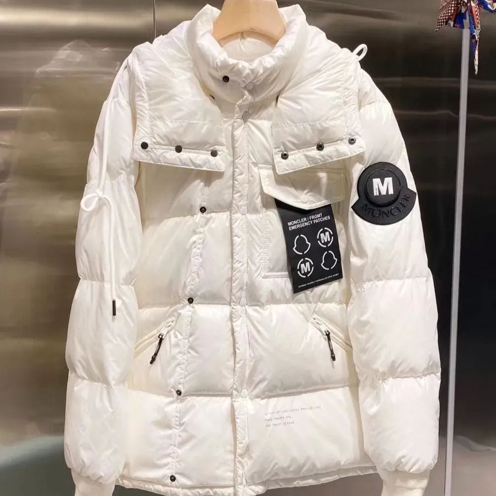関税負担なし--Moncler フード付ダウンジャケット ブラック ホワイト