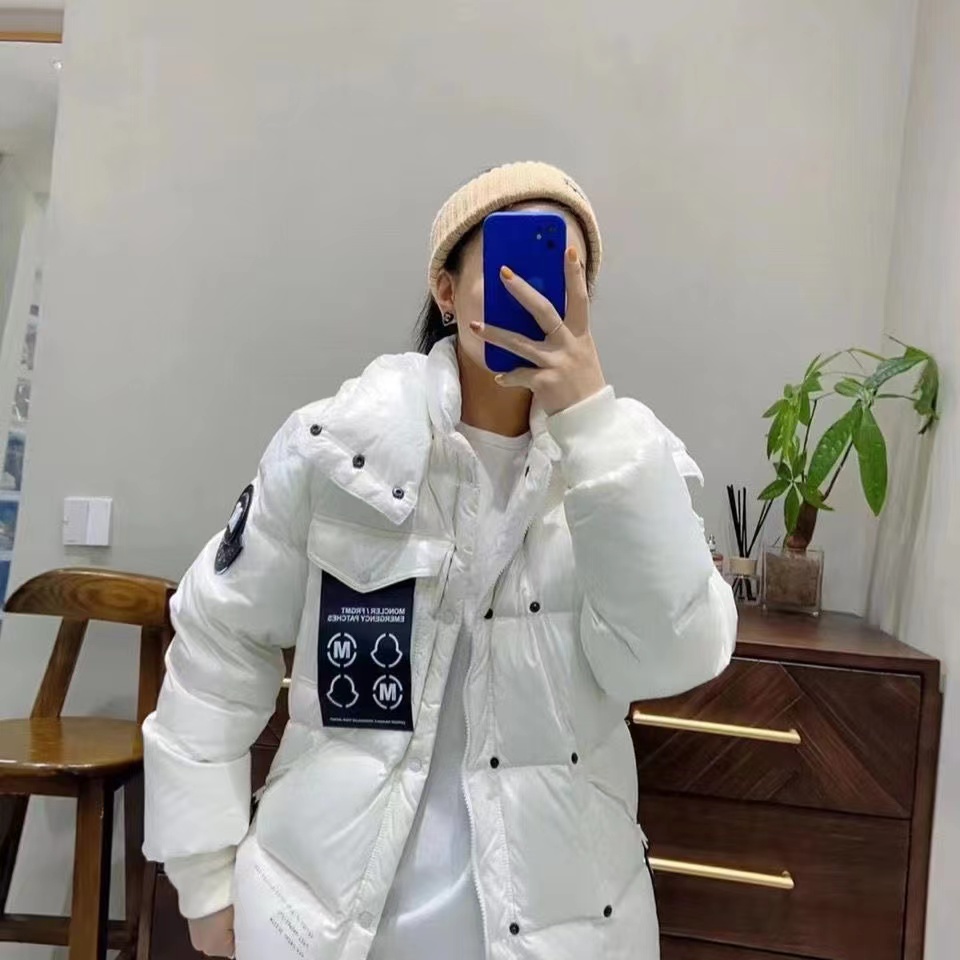 関税負担なし--Moncler フード付ダウンジャケット ブラック ホワイト