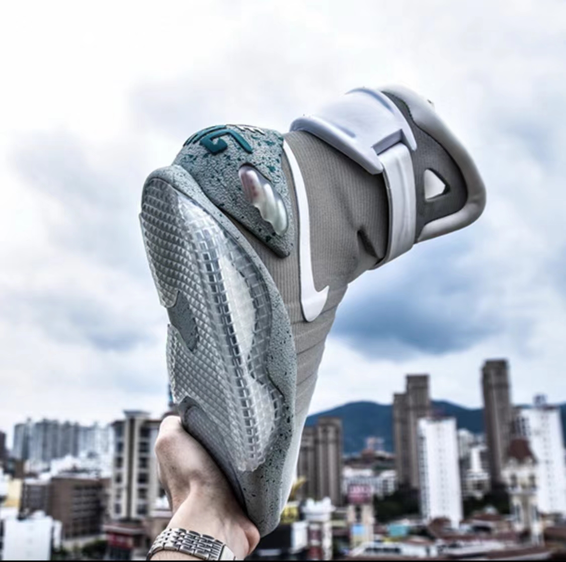 【海外ブランド直営店】【世界限定モデル】ナイキ エア マグ 電動自動靴紐 20足限定