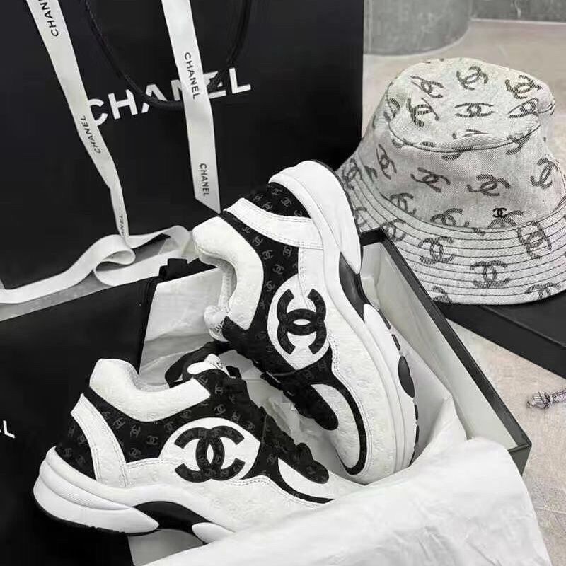 厚底のカジュアルシューズ