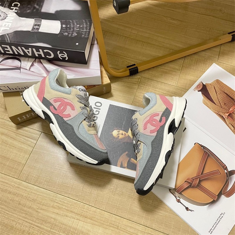 厚底のカジュアルシューズ