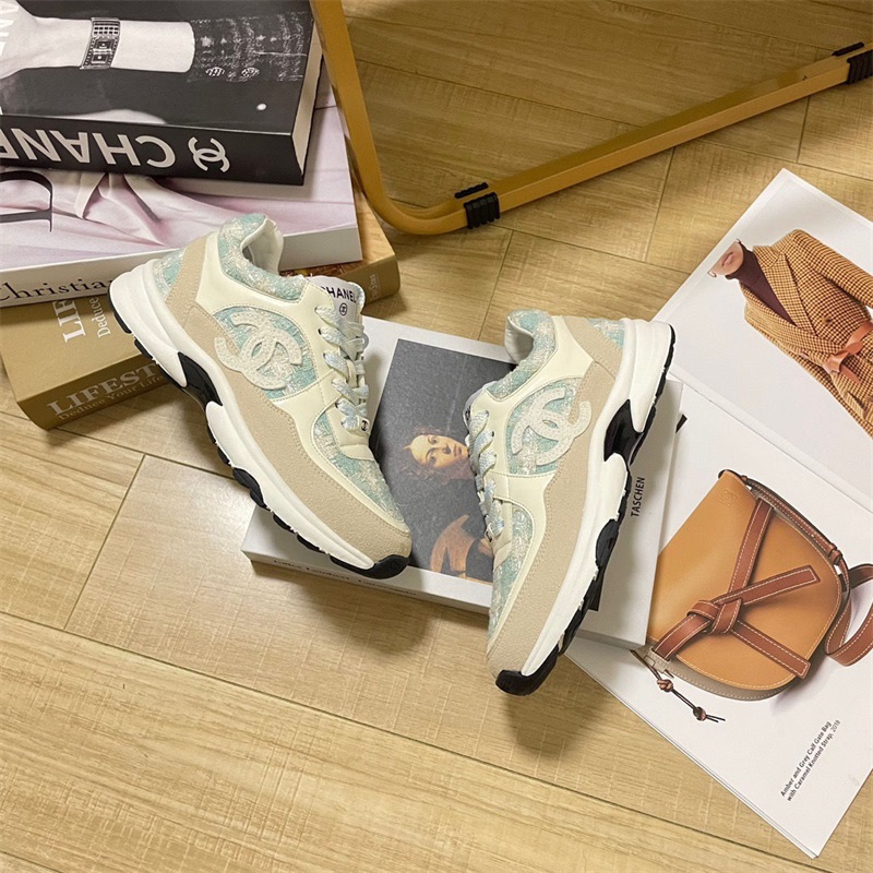 厚底のカジュアルシューズ