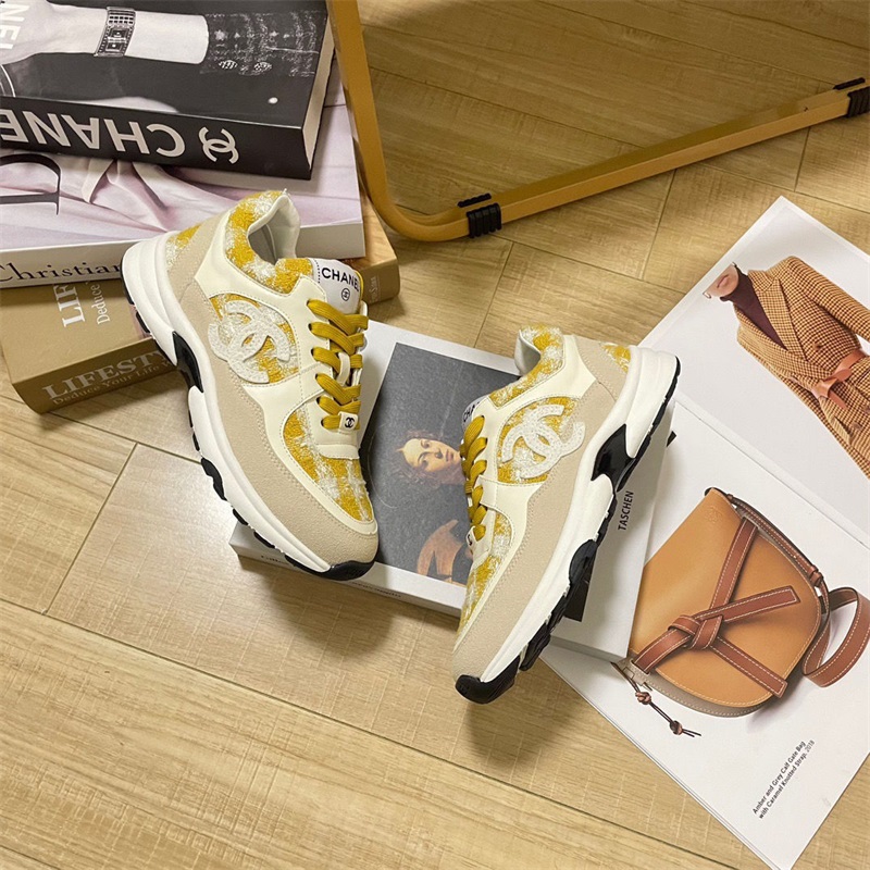 厚底のカジュアルシューズ