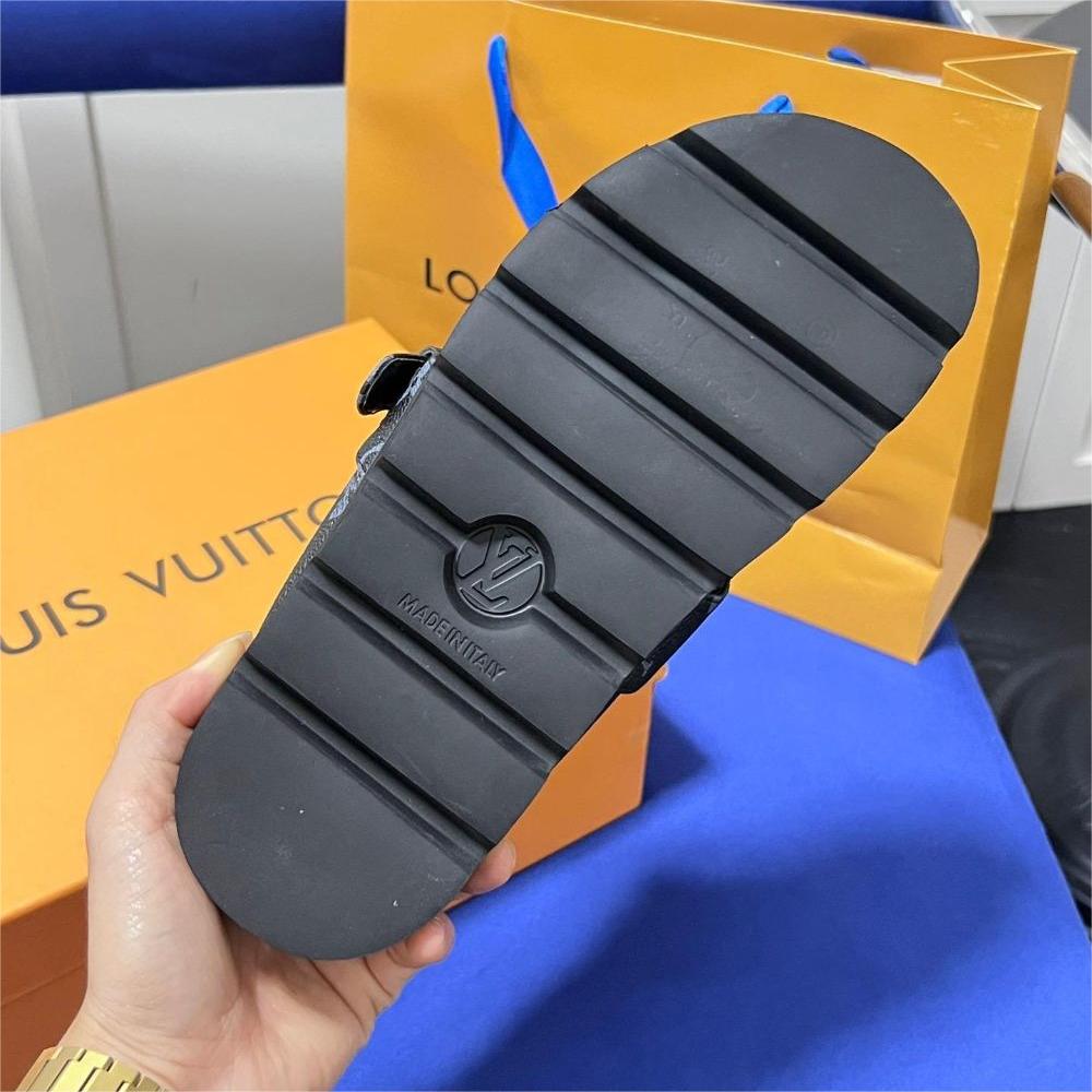 【公式指定特約店】*HOT*【 LV / GUCCI / CHANEL 海外ブランド直営店】エンボス型カジュアルバッグ、平たいスリッパです「正規品保証、公式と同じデザイン」