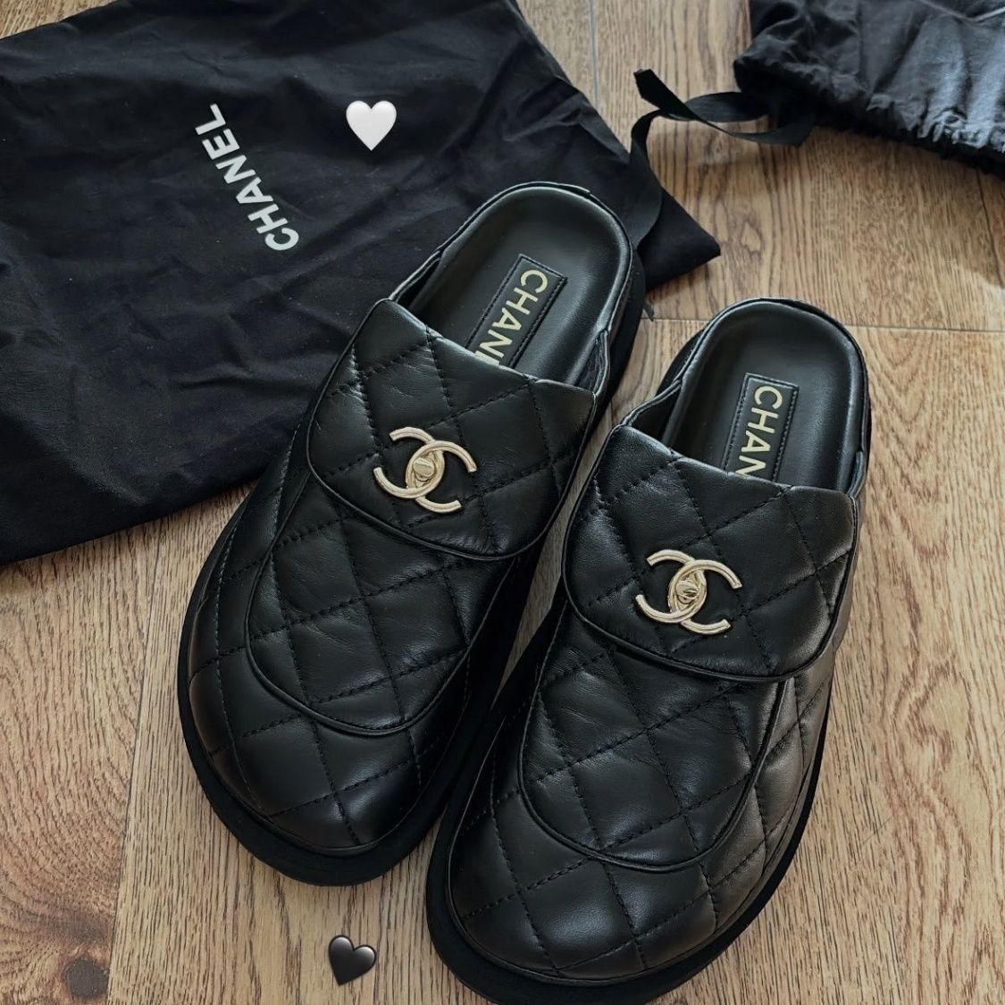 【公式指定特約店】*HOT*【 LV / GUCCI / CHANEL 海外ブランド直営店】エンボス型カジュアルバッグ、平たいスリッパです「正規品保証、公式と同じデザイン」