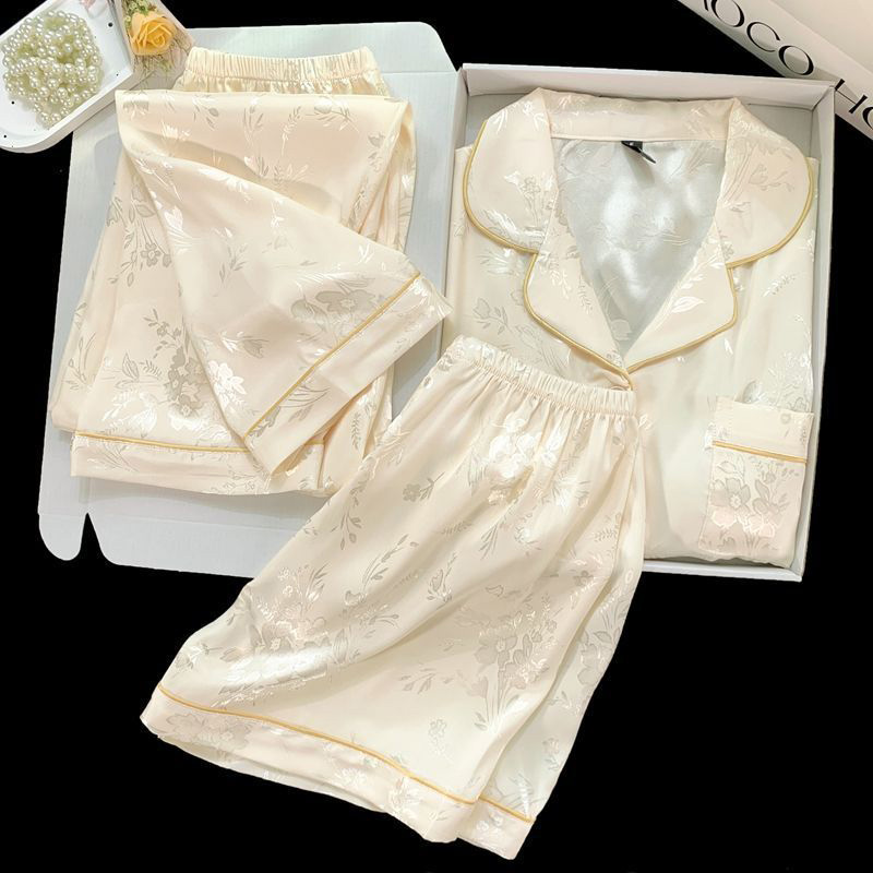 薄手のスリーピースパジャマ