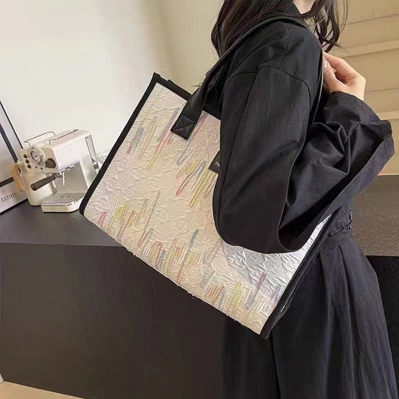 トレンディ エンボス ラージバッグ